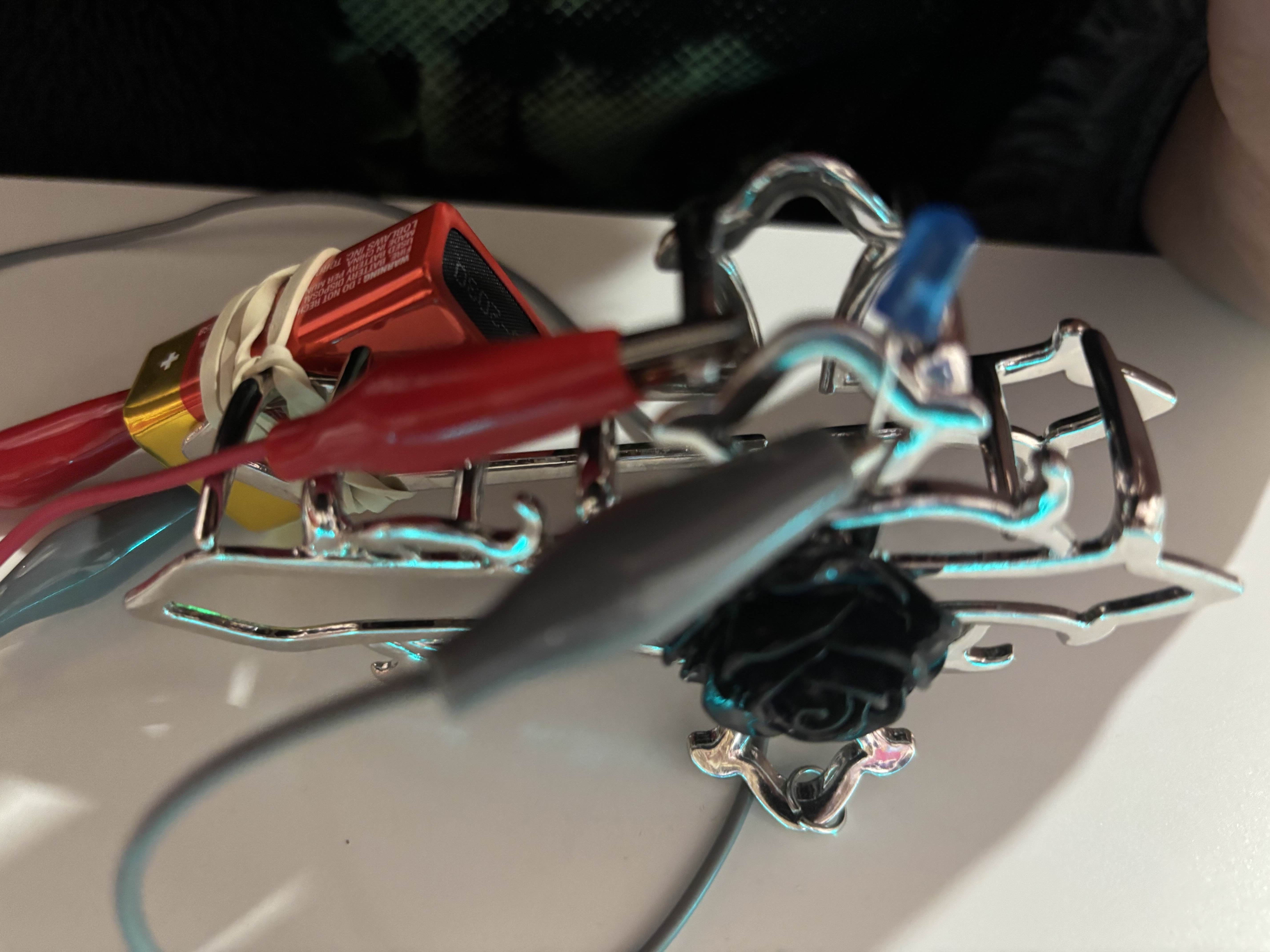 Light turns on when clip is closed and turns off when it is open