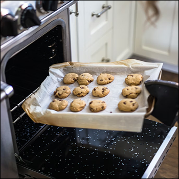 an oven beeping Unsplash. https://unsplash.com/photos/brown-bread-on-black-tray-Way9MgCwFg8
.<br><audio controls src='audio/ovenbeeping11.mp3'></audio>